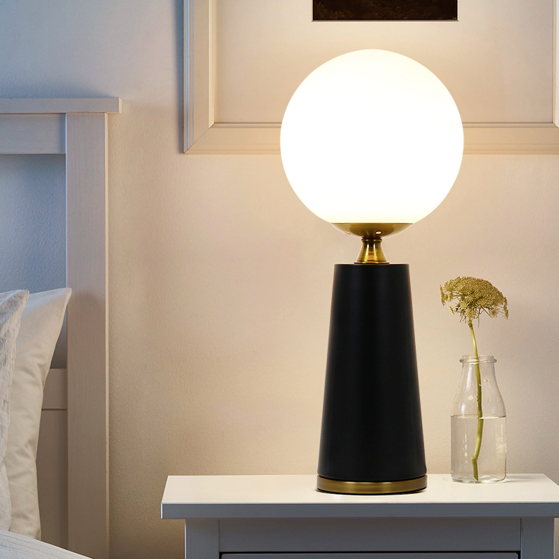 北欧创意简约现代台灯卧室浪漫网红书桌书房插Q电触摸调光遥控床