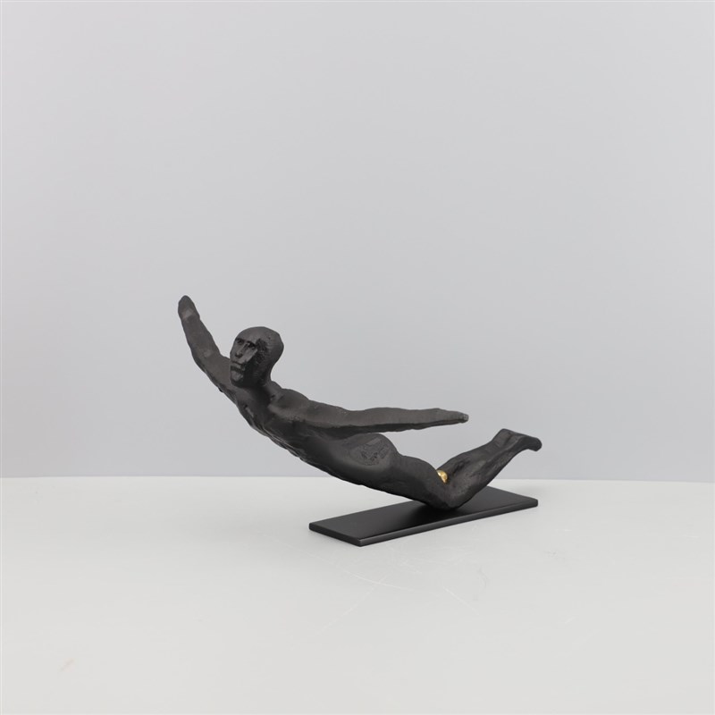 北欧创意简约金属黑色人物v雕塑摆件客厅玄关卧室书房餐厅家居饰