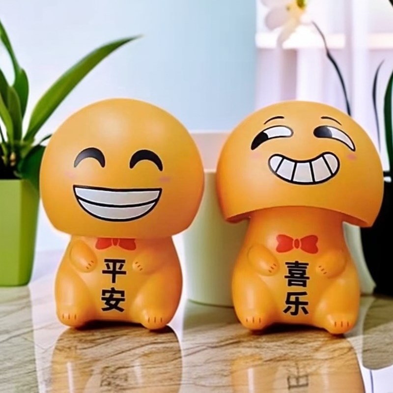 卡通笑脸公仔太阳能车p载内饰创意摆件自动摇头公仔表情包桌面装