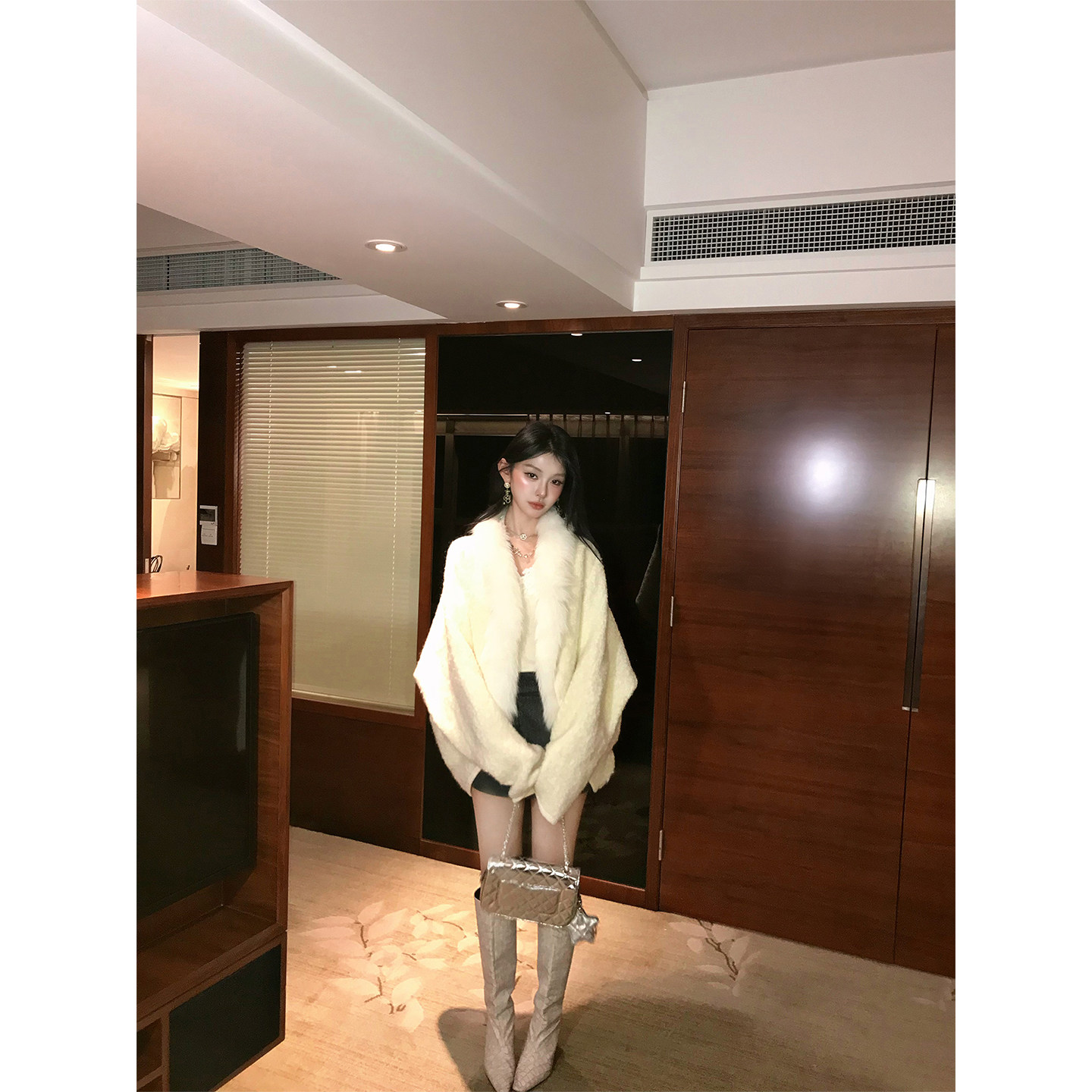 毛绒外套2025新款冬季蝙蝠袖羊毛披肩短款毛呢开衫时尚保暖上衣