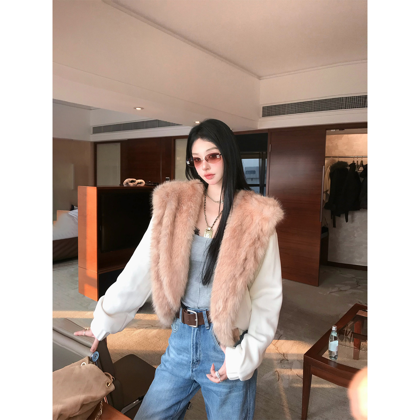 毛绒外套2025新款冬季女时尚高级感百搭保暖翻领撞色皮毛一体外套