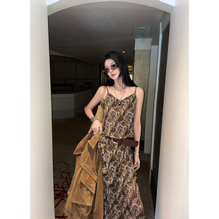 腰果花吊带裙2026年新款春季内搭无袖吊带法式气质显瘦碎花连衣裙