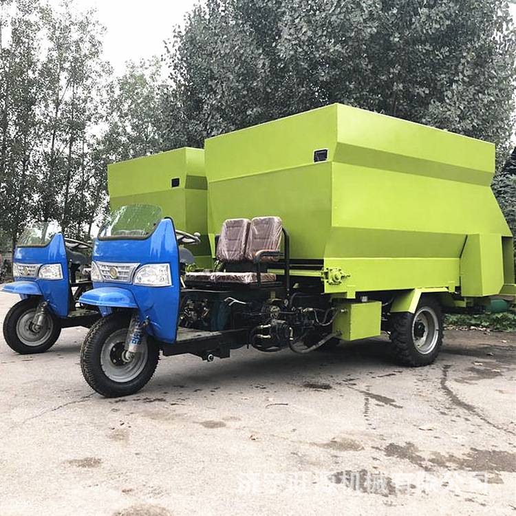牛羊养殖喂料车 柴油撒料搅拌一体机 猪场三轮撒料车