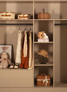 美拉德系样板间衣帽间儿童房软装饰品女孩房衣服衣柜摆件搭配套装