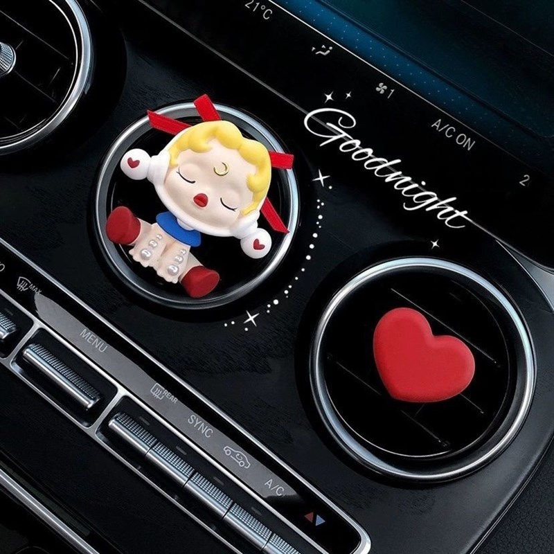 可爱娃娃车载香薰出风口装饰车内摆件汽I车用品扩香石持久香氛礼