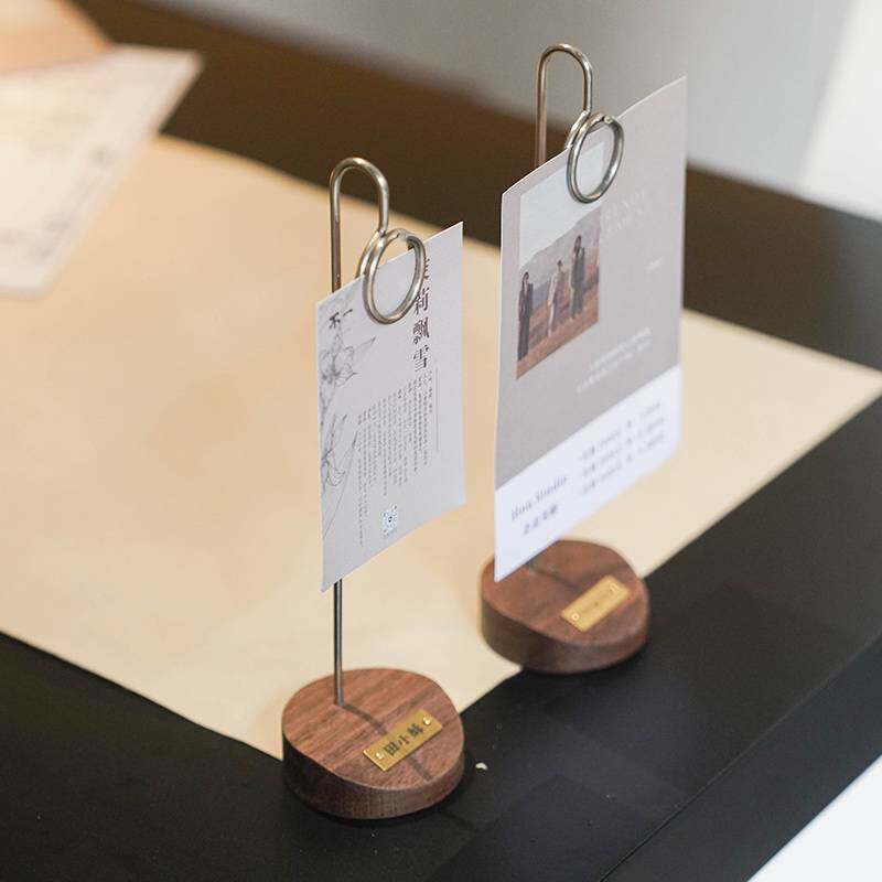 2P80实木价格展示牌立式简约文艺酒店席位卡餐厅菜牌座留言夹便签