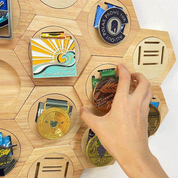 现货蜂巢组合奖牌展示架 六边形木质奖牌挂架 壁挂奖牌收纳装饰