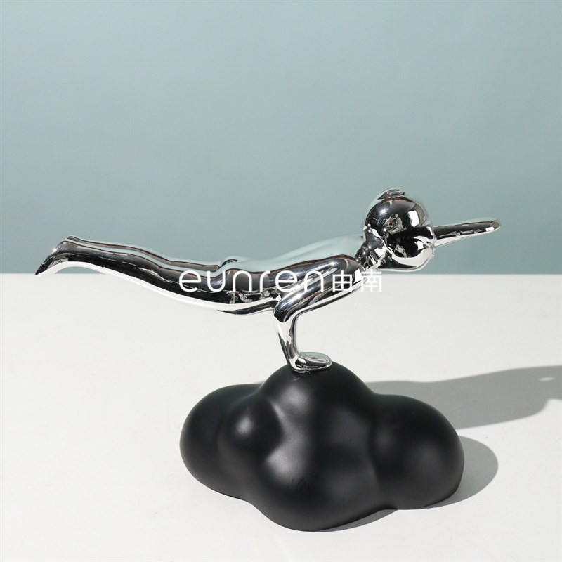 现代简约欧式轻奢银色人物雕塑摆件D样板房售楼处书房客厅软装饰