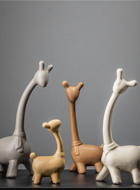 现代简约家庭f房间布置装饰品卧室轻奢创意摆设家居酒柜长颈鹿摆