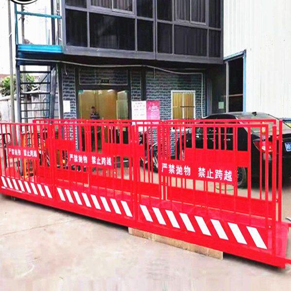 钢板网塔吊安全通道附墙主体临时步梯白色高空人行通道攀爬防护栏