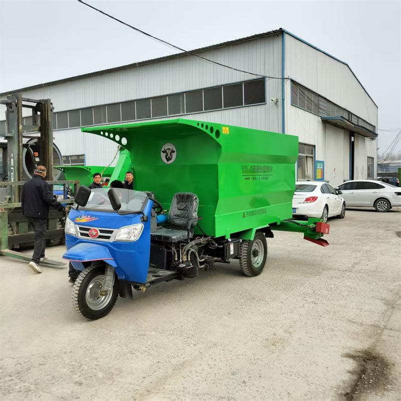 农用全自动三轮撒料车饲喂牛羊双料口投料机液压刮板饲料喂料车