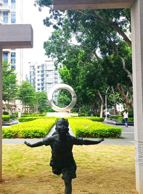 定制大型抽象异形石材r雕塑铸铜小女孩奔跑法治之门廉政主题景观