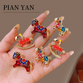 本命年红色小马胸针高档女奢华气质2026新款 精致时尚 别针新年配饰