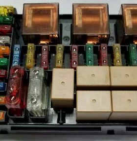 汽车线路控制器盒熔断器21路保险座带 继电器保险盒 黑色