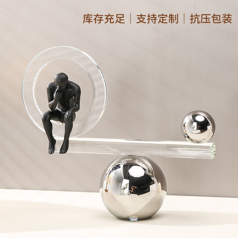 极简轻奢玻璃水晶平衡板思考人物家居摆件样板P间客厅书房玄关柜