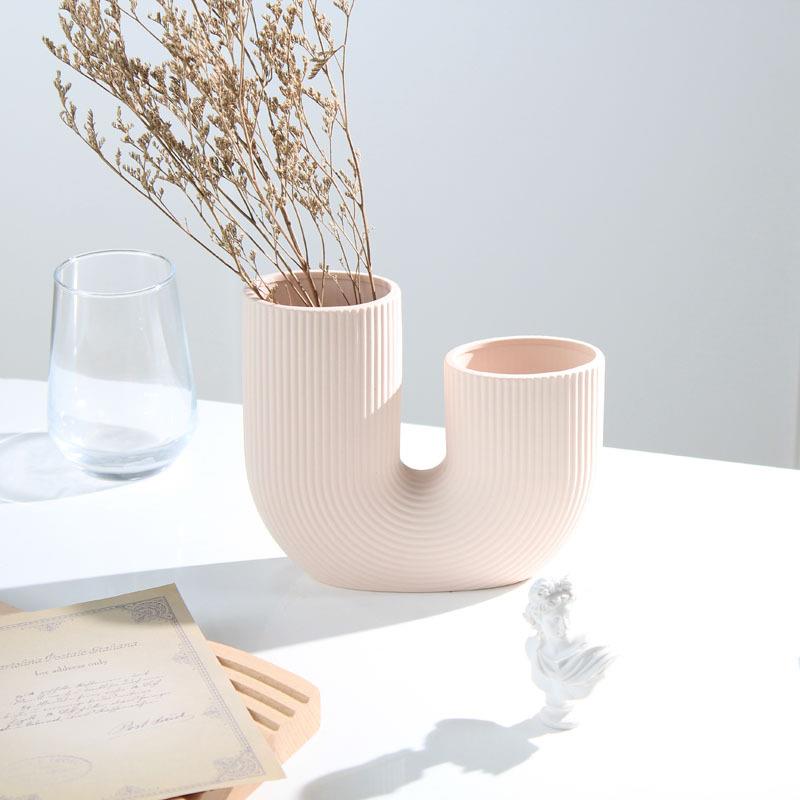 北欧ins风小尺寸U型字母条纹陶瓷艺术花瓶高级感客厅家居装饰摆件