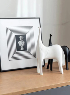 现代极简风轻奢黑白抽象s马动物书柜酒柜客厅样板房间软装饰品摆