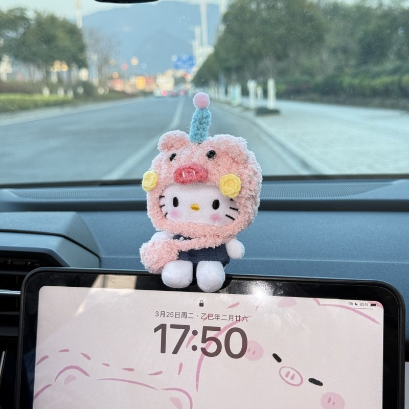 马路女鲨手ckitty车载摆件2025新款汽车中控台车内装饰品毛绒玩偶