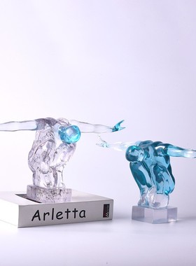 现代简约轻e奢家居客厅电视柜桌面软装样板房透明树脂跳水人物摆