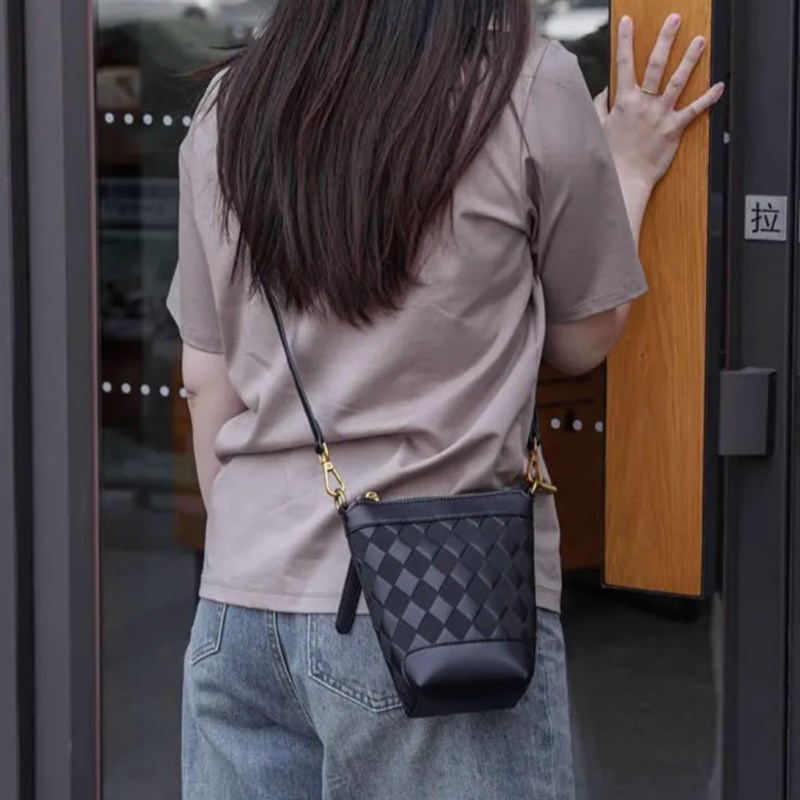 商场同款真皮斜挎手l机小包女2025新款夏季时尚极简风牛皮水桶背