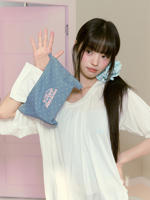 The ROSYDOEDIAN bag is different. It is a portable tissue storage bag with a hanging bag for storing face towels and a paper bag thumbnail 7