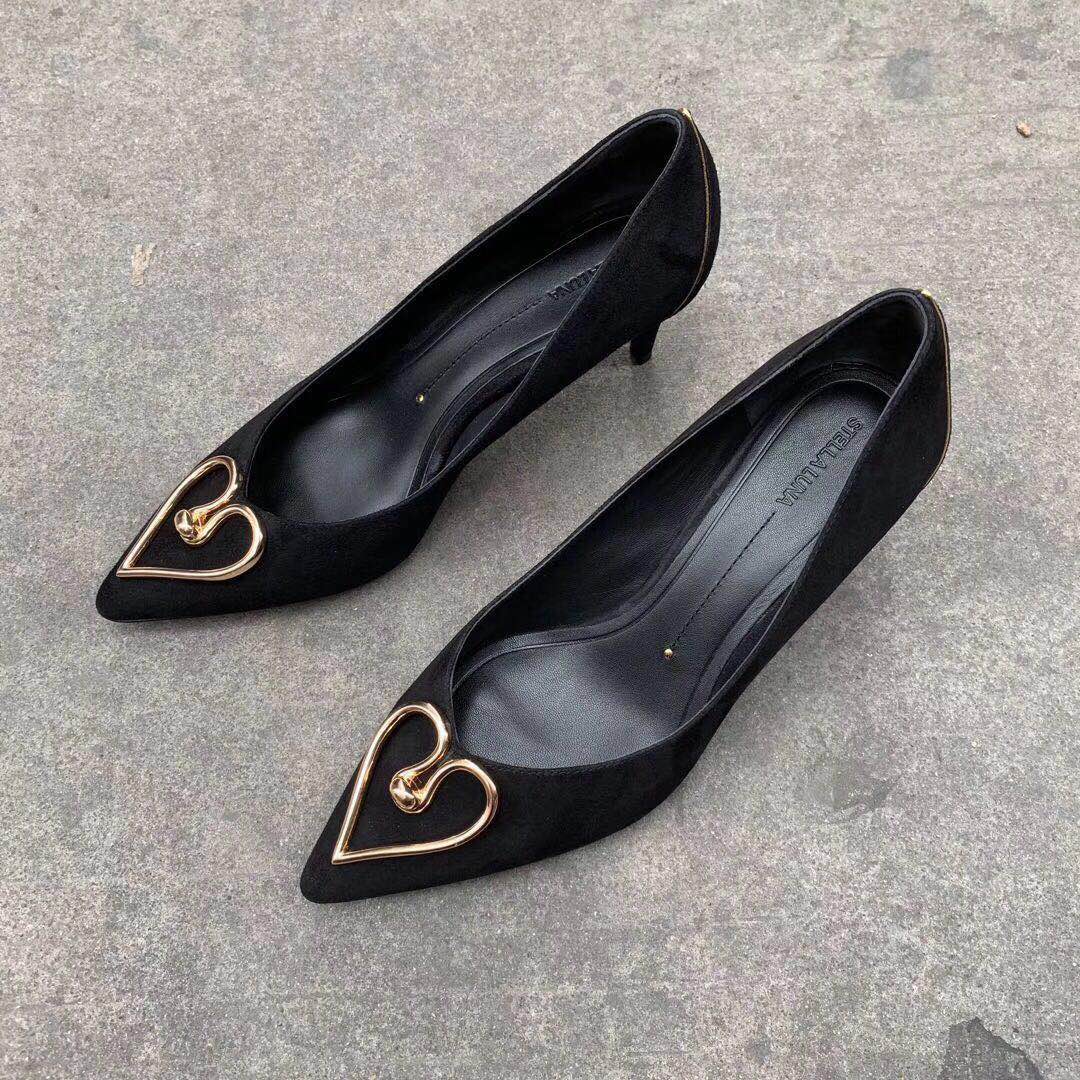 尖头心形金属装饰羊绒细跟女鞋