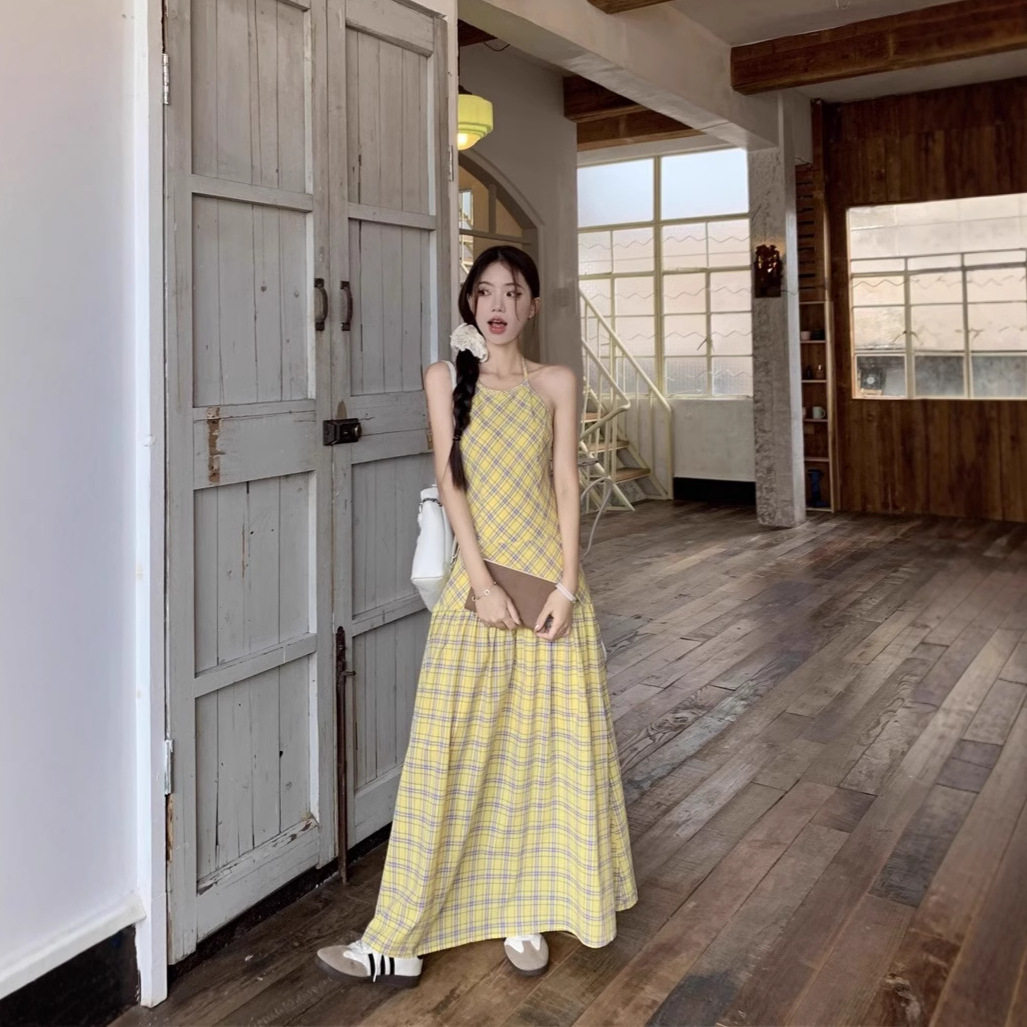复古格纹挂脖连衣裙女夏季新款小心机辣妹露背收腰显瘦无袖长裙子