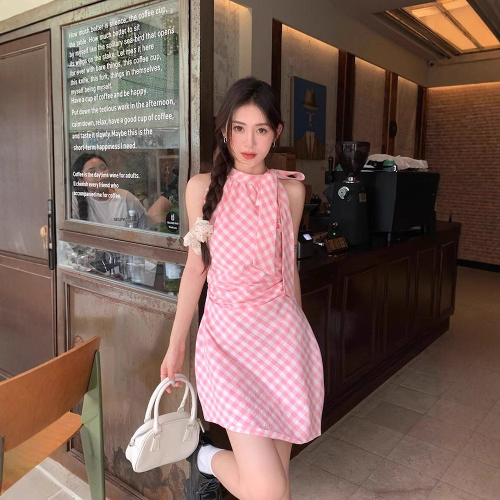 粉色格子挂脖连衣裙女夏季法式甜美蝴蝶结收腰显瘦无袖包臀短裙子