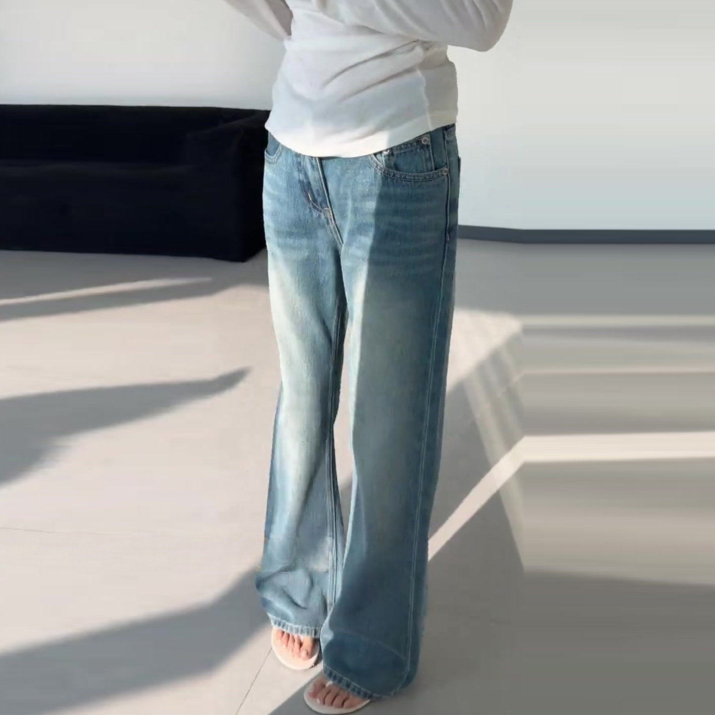 水洗浅蓝色微喇牛仔裤女2026春季新款小个子垂感显瘦不贴腿喇叭裤