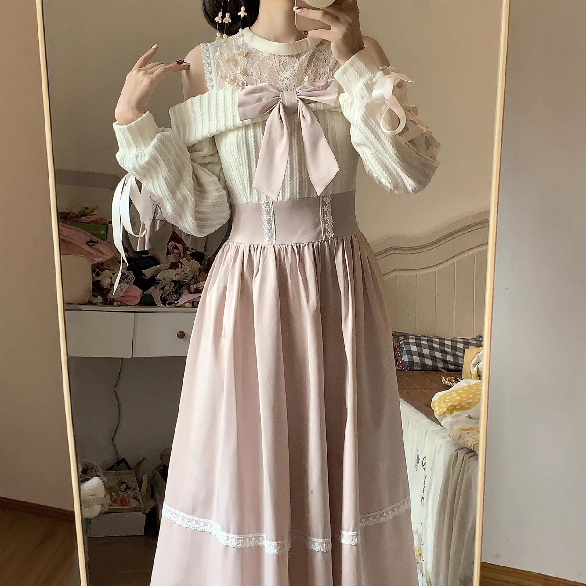 温柔风露肩连衣裙女秋季浅粉色甜美蝴蝶结系带蕾丝收腰可爱长裙潮
