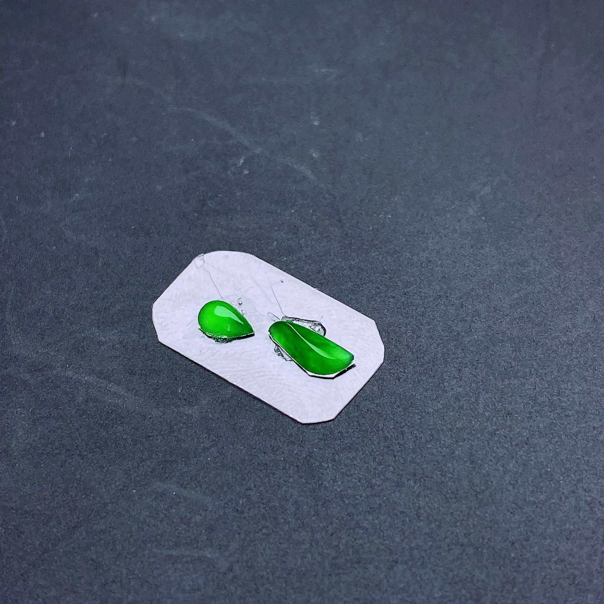 缅甸天然翡翠a货冰阳绿随形裸石fxj尺寸:10-3.1-2.2mm