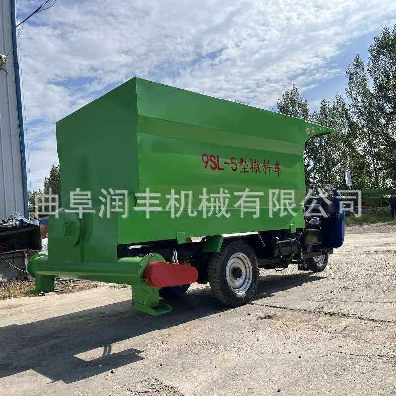 三轮式喂牛撒料车家庭用养殖场喂草车牛场羊场5方搅拌投料机