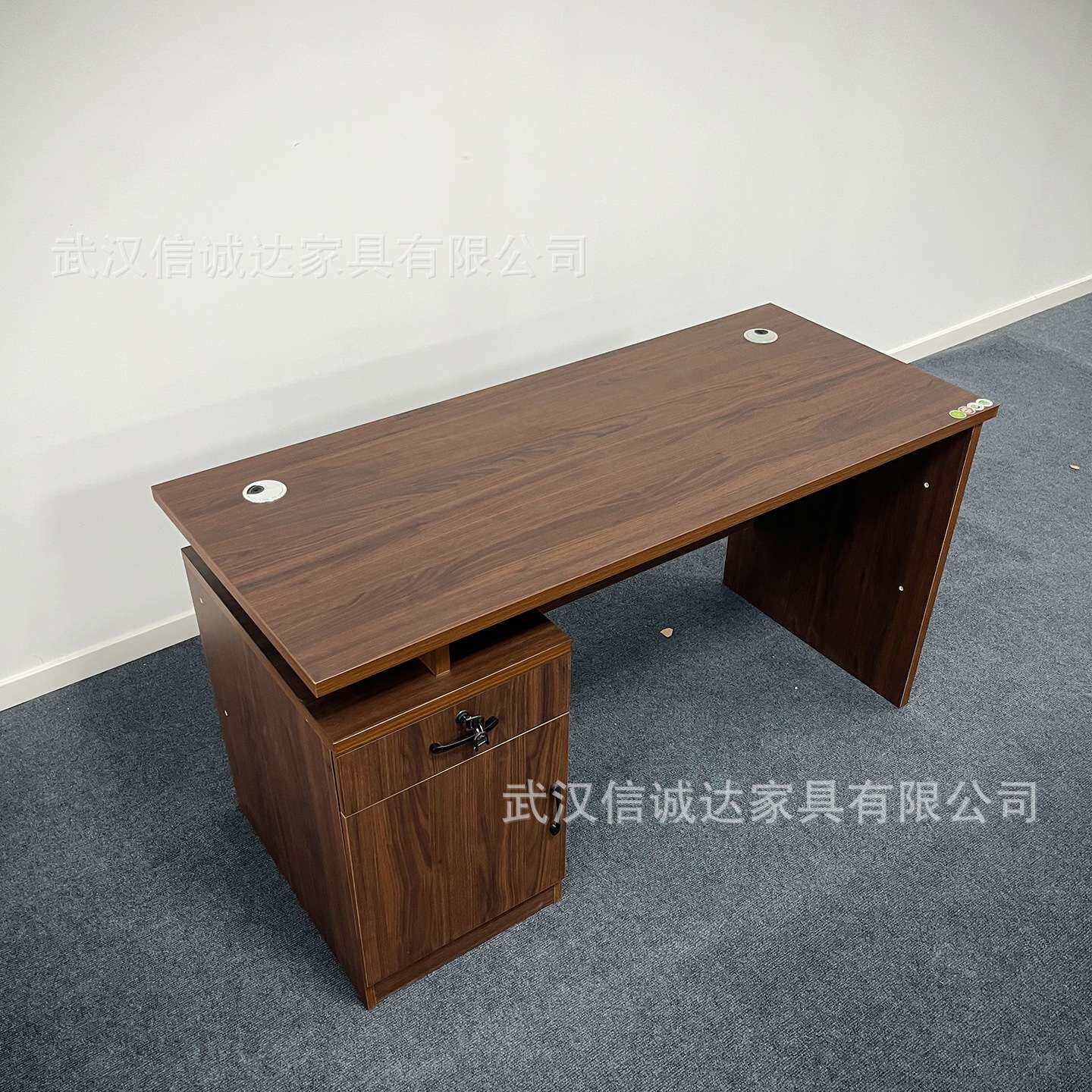 i湖北现代简约电脑桌带主机位台式公司桌子办公桌书桌简易单人桌