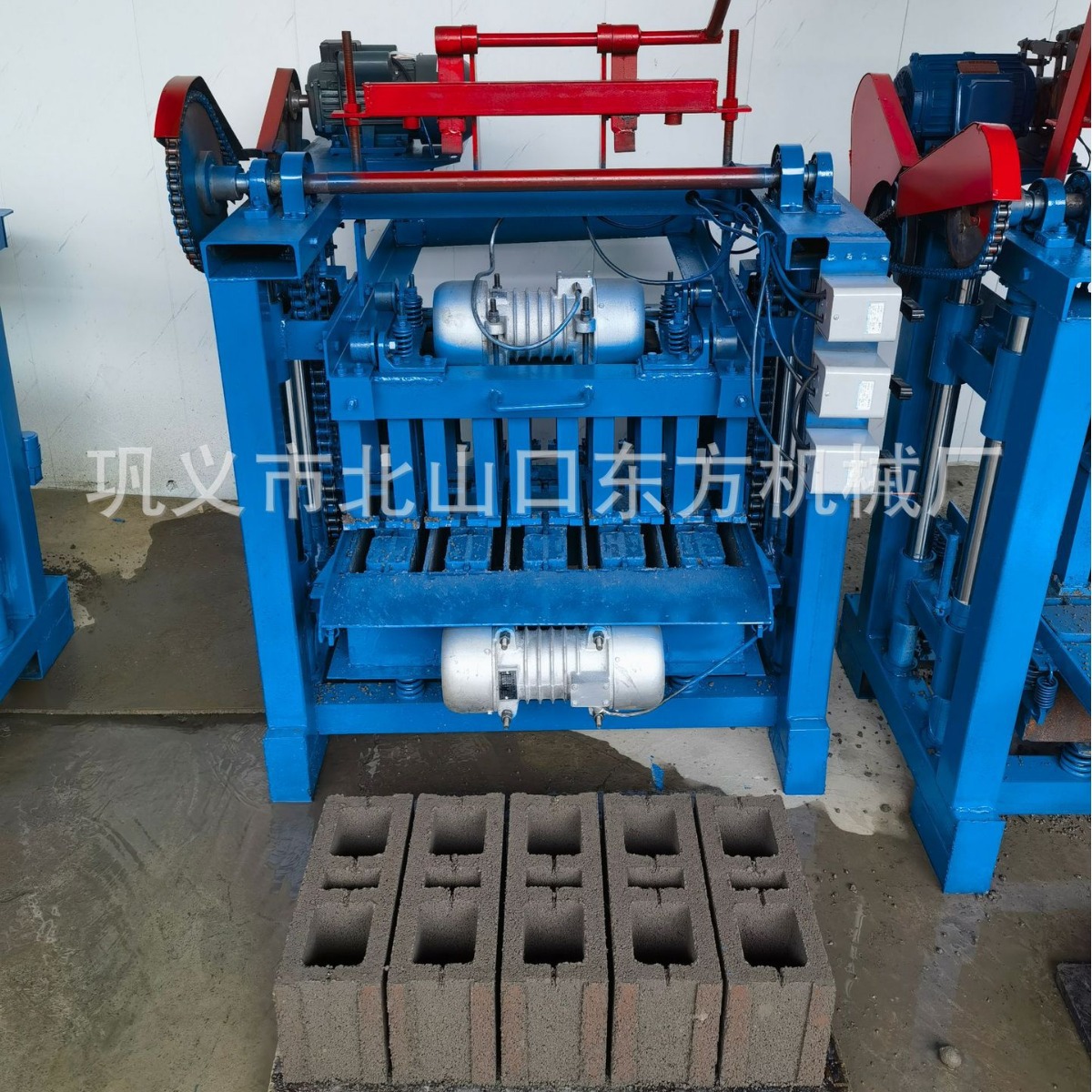 4-35四柱机400-150-200中间小孔带凹槽水泥空心制砖机出厂前试机