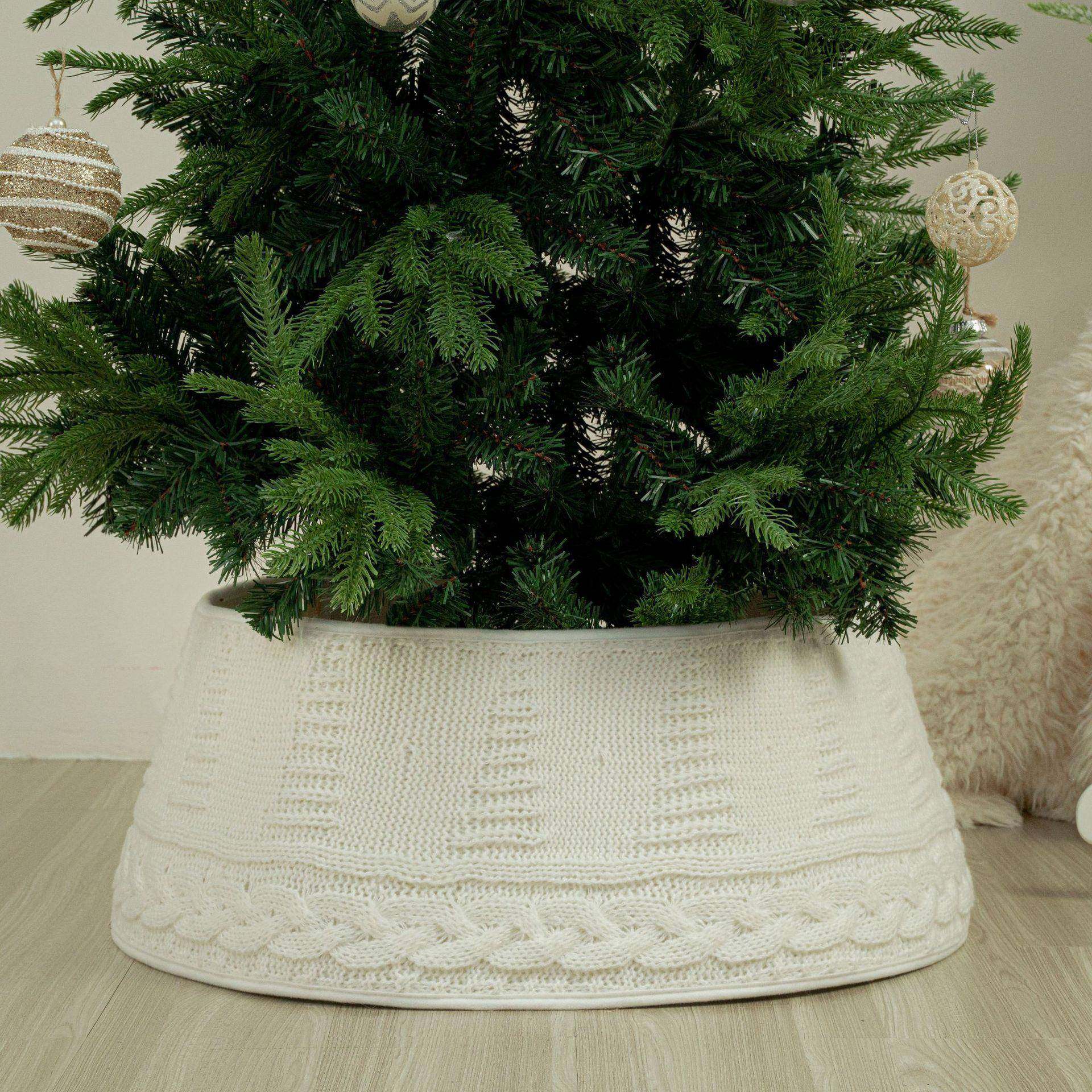 Белая вязаная под ёлкой