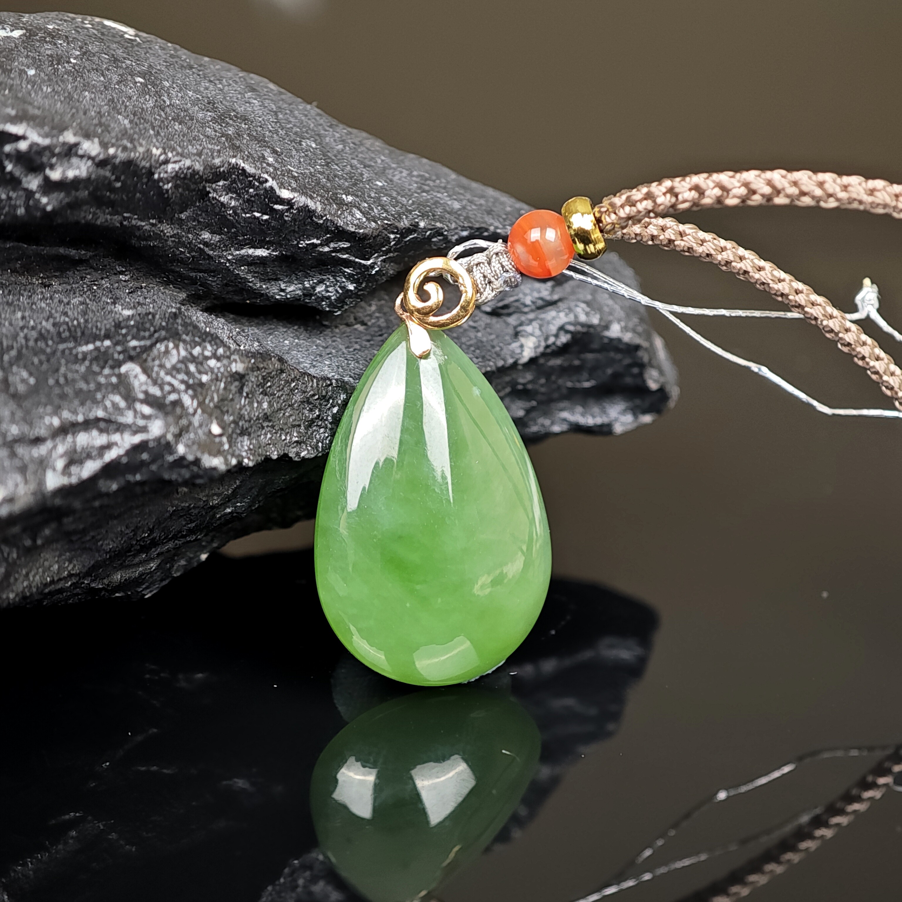 【孤品】七彩云南18K金和田玉碧玉水滴吊坠新中式气质送生日礼物