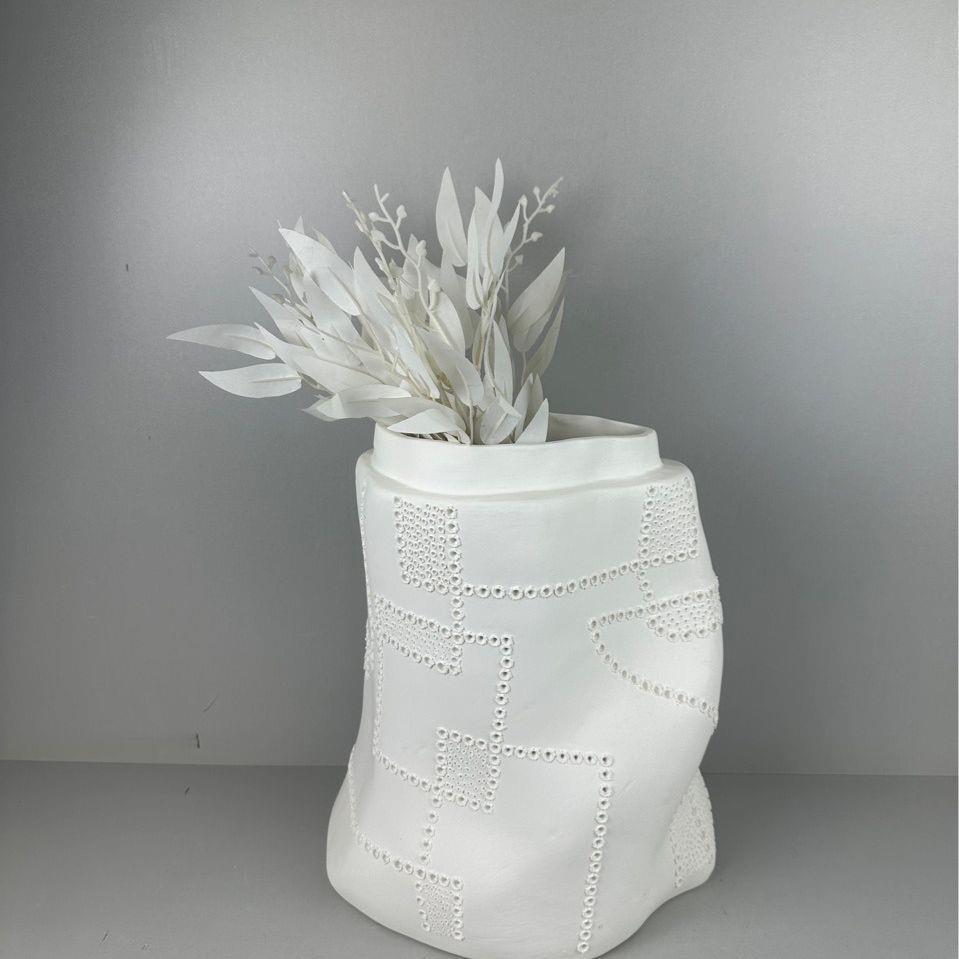 现代北欧白色手工千孔陶瓷扭扭花器花瓶 极简售楼饰品大口摆件