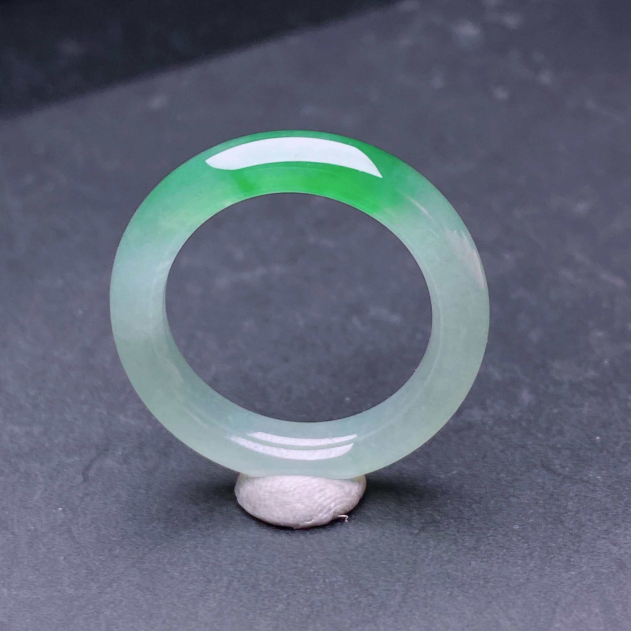 缅甸天然翡翠a货冰绿指环xqa尺寸：18.7-5.3-4mm 圈口18
