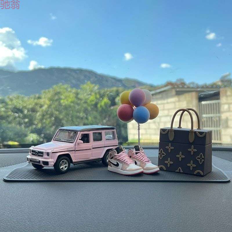 S1Y2022汽车中控专用车载车内饰品摆件创意男女网红创意公仔车上