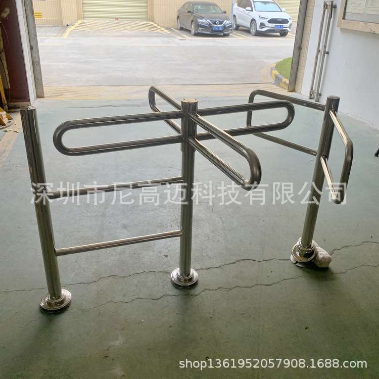 尼高迈不锈钢单向疏散通道门反潜回道匝轮渡码头排队单向十字转闸