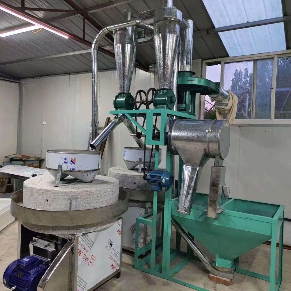 大型商用全自动风运绞龙电动石磨面粉机五谷杂粮磨粉机械面粉机组