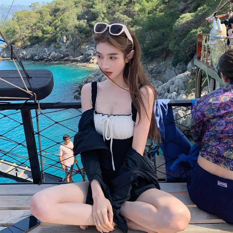 新款韩版度假风泳装性感露背遮肚显瘦系带聚拢拼色撞色连体泳衣女