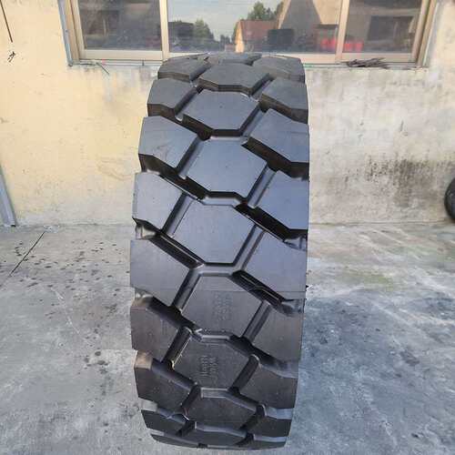 1400R24港口叉车堆高机全钢丝真空工程机械加厚耐磨轮胎