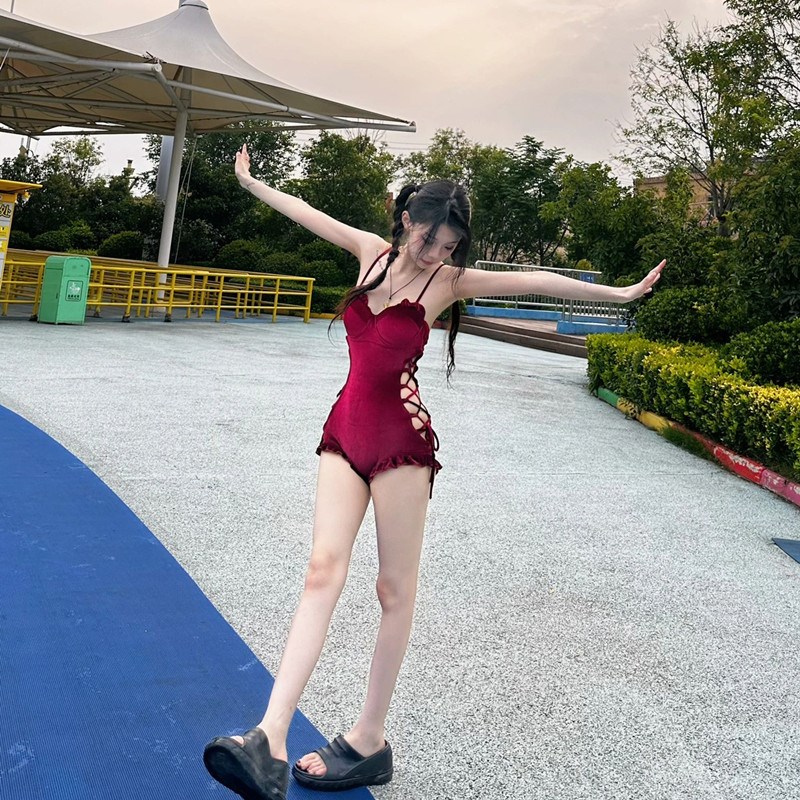 2025新款丝绒酒红色连体泳衣女士小胸聚拢钢托水上乐园学生游泳衣