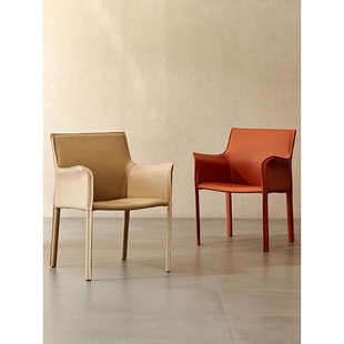 意式极简餐椅家用设计师款北欧轻奢靠背带扶手凳子简约马鞍皮椅子