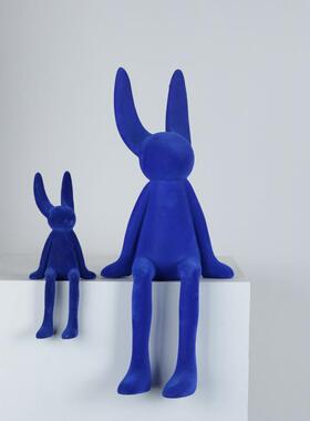 现代蓝色植绒坐姿兔人摆件售楼处样板房儿童房床头柜时尚轻装饰品