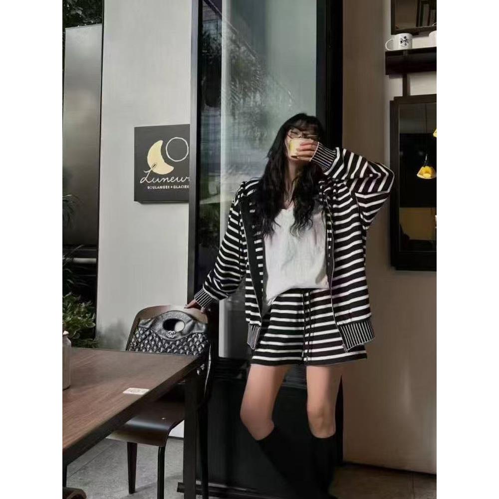 韩系慵懒风时尚休闲套装女2025秋冬季连帽条纹针织外套短裤两件套