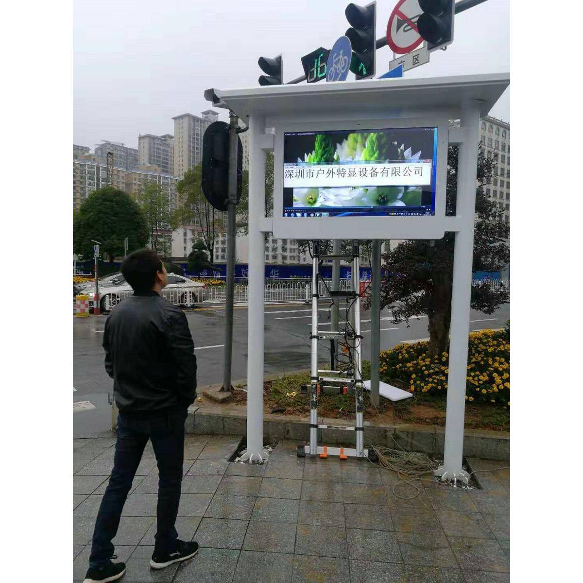 55寸户外2000亮度防水横屏立式智慧城市交通行人闯红灯提示显示器