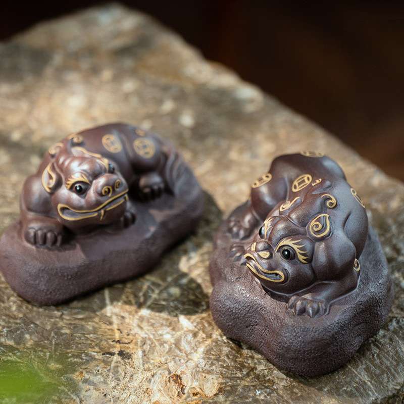 宜兴紫砂茶宠描金貔貅摆件24k雕塑创意款茶具配套招财对貔貅可养