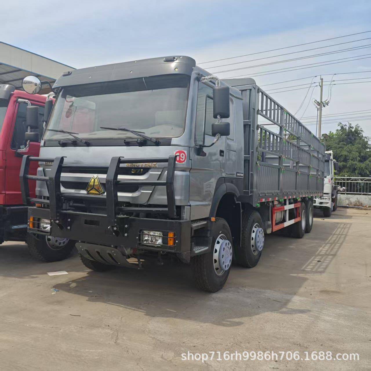 重汽HOWO三桥运输车 库存花栏栏板加高运输车 前四后八自卸运输